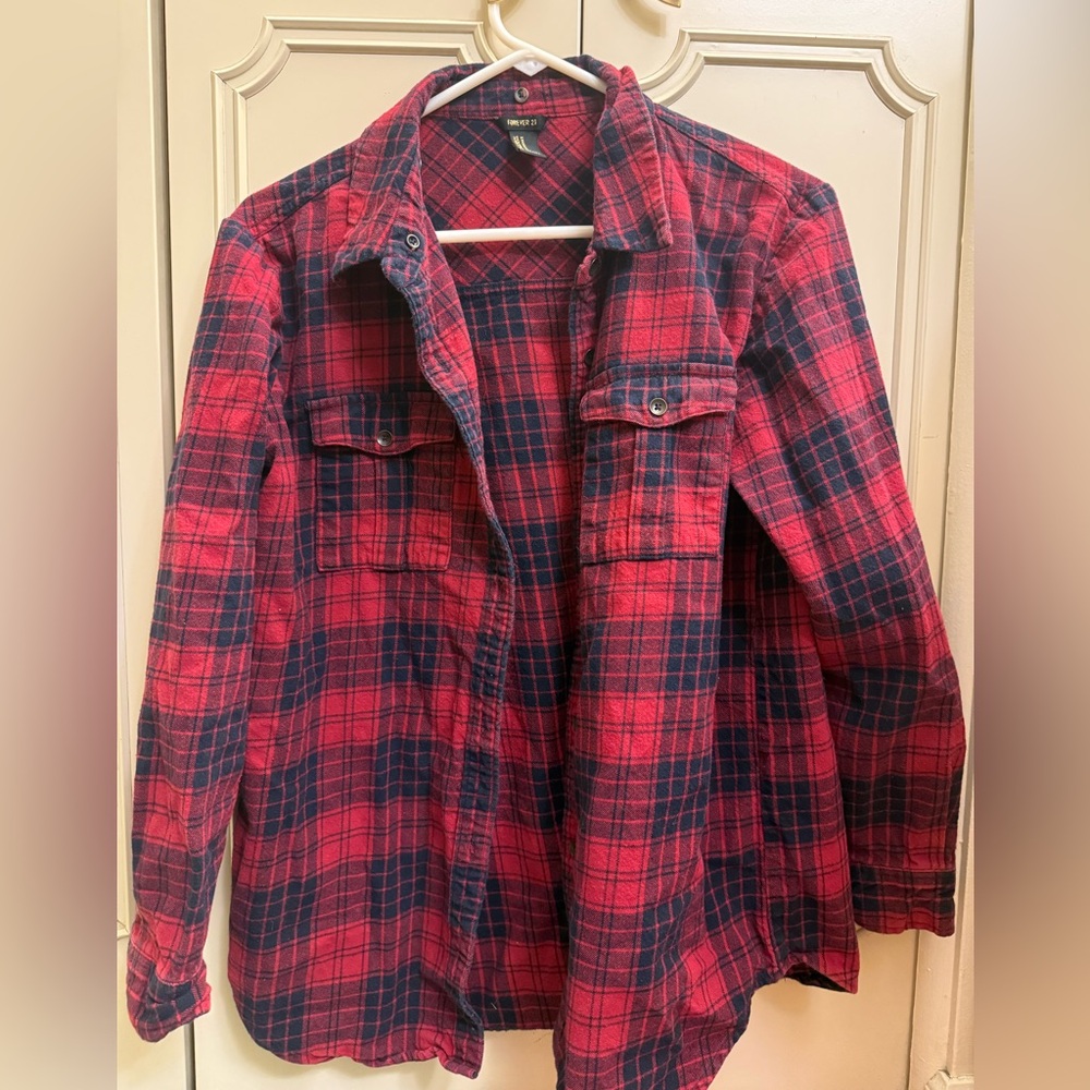 Forever 21 Red and Navy Plaid Shirt SIZE MEDIUM Front Pockets Relaxed Fit